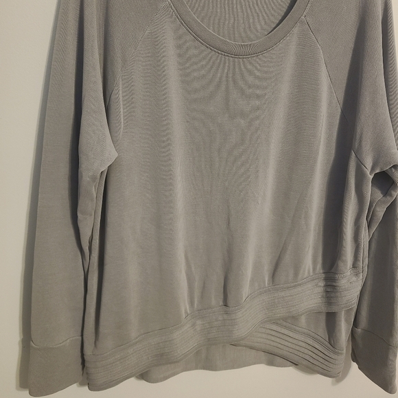 Athleta | Women's Gray Serenity Criss Cross Hem V-Neck Sweatshirt (Size XL) - Picture 6 of 13